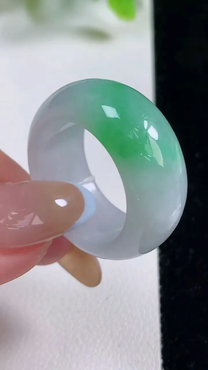 天然A货翡翠指环 扳指 戒指，尺寸20.3-11.6-4.6，重量:12.61g2025年11月6日
工厂直销收藏佳品,种好水足，色泽均匀，有种有色，上手高大气！