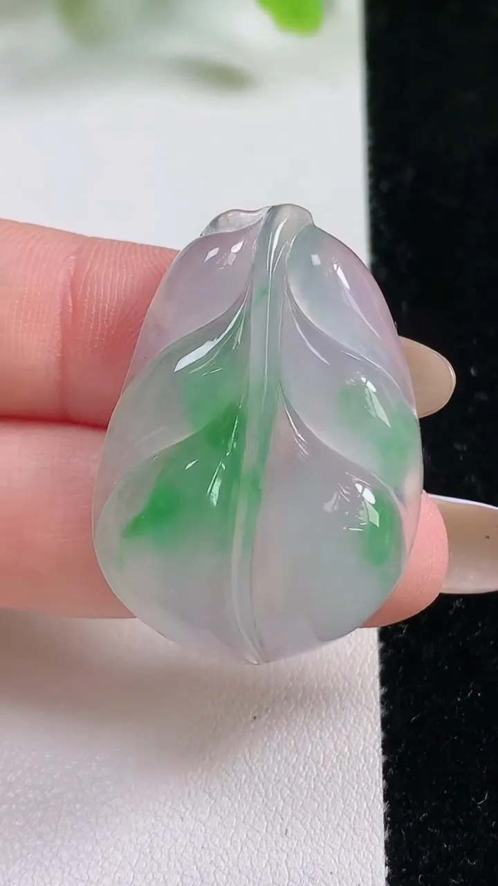 天然A货翡翠金枝玉叶 叶子镶嵌件，尺寸34.8-24.3-5.7，重量:8.36g
11月6日