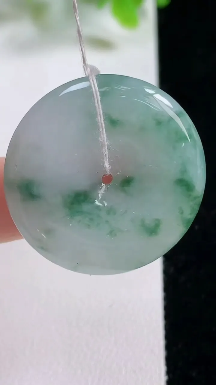 天然A货翡翠冰种飘花平安扣吊坠，尺寸30.3-4.9，重量:9.94g
11月6日