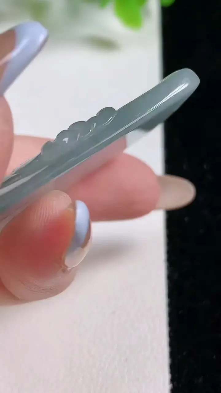 天然A货翡翠冰种飘花大日如来吊坠尺寸48.4-27.6-5.5，重量:16.60g
11月6日