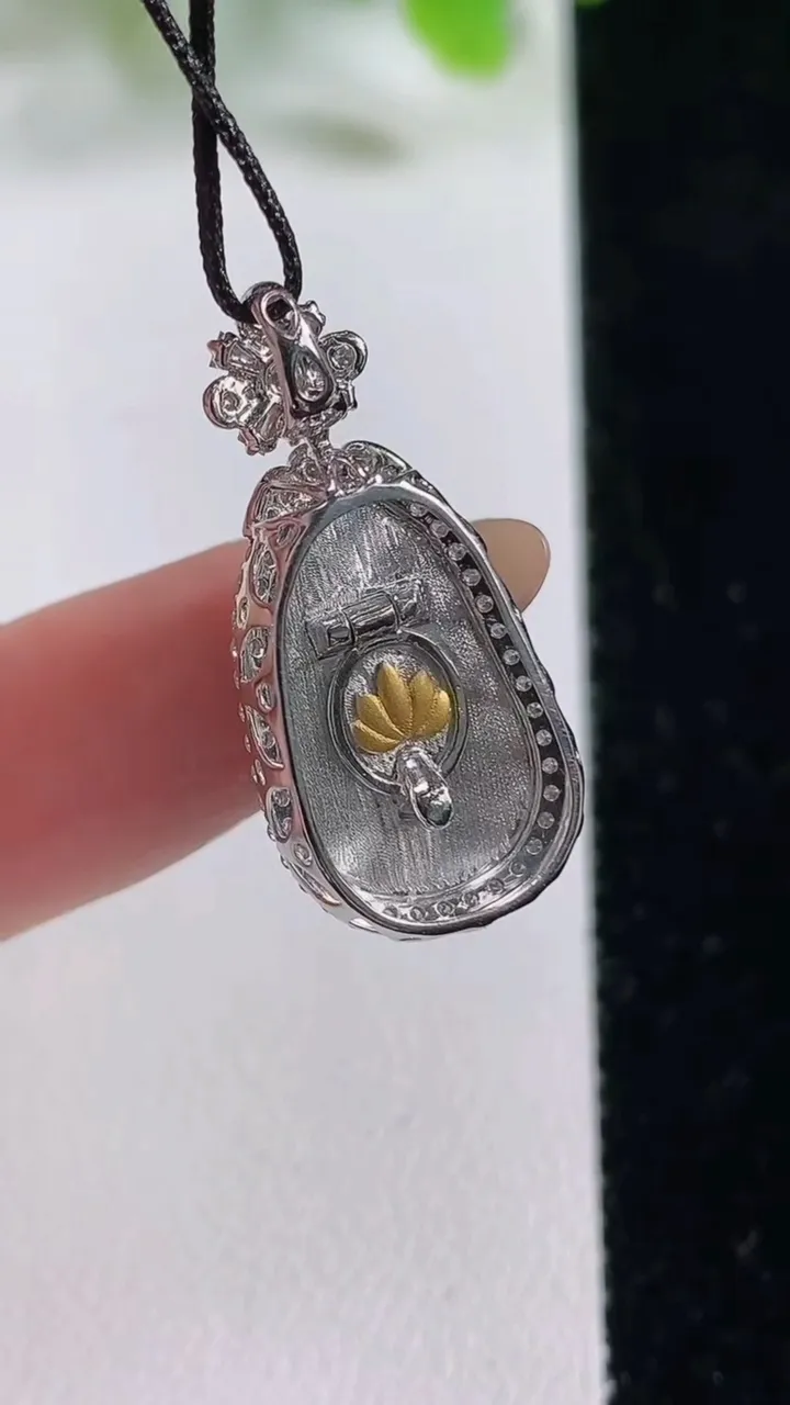 天然A货翡翠金枝玉叶 叶子吊坠，尺寸26.6-12.8-8.1裸石17.2-18，重量:3.27g
11月6日