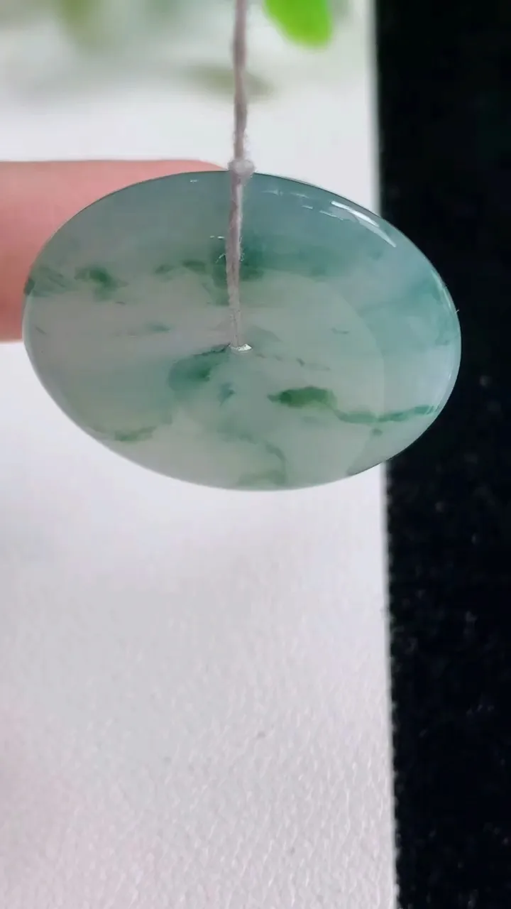 天然A货翡翠冰种飘花平安扣吊坠，尺寸28.7-5.8，重量:9.95g
11月6日