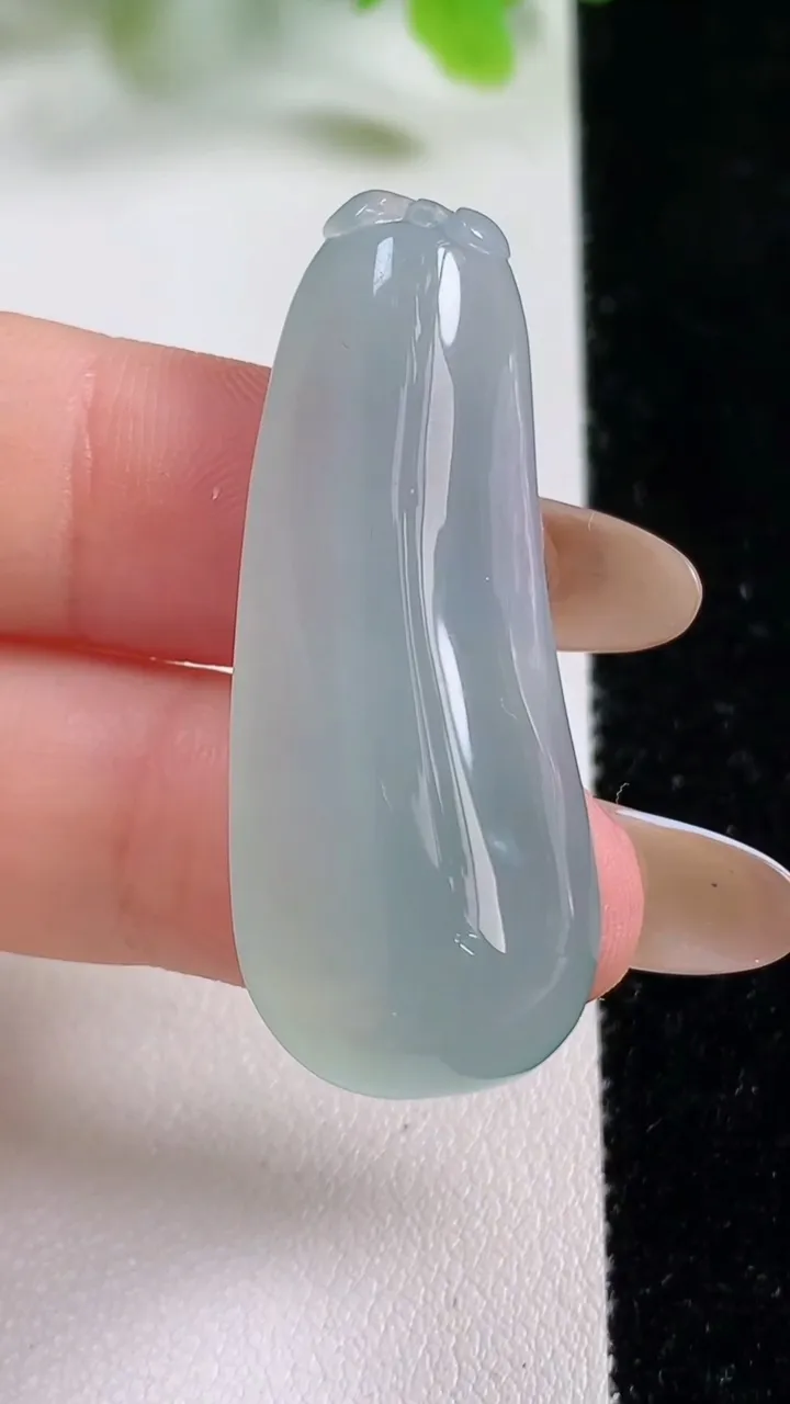 天然A货翡翠福瓜吊坠，尺寸41.8-16.4-9，重量:10.86g
11月6日