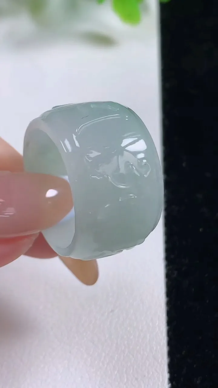 天然A货翡翠扳指 戒指，尺寸19.3-14-2.4，重量:8.74g2025年11月6日
工厂直销收藏佳品,种好水足，色泽均匀，有种有色，上手高大气！