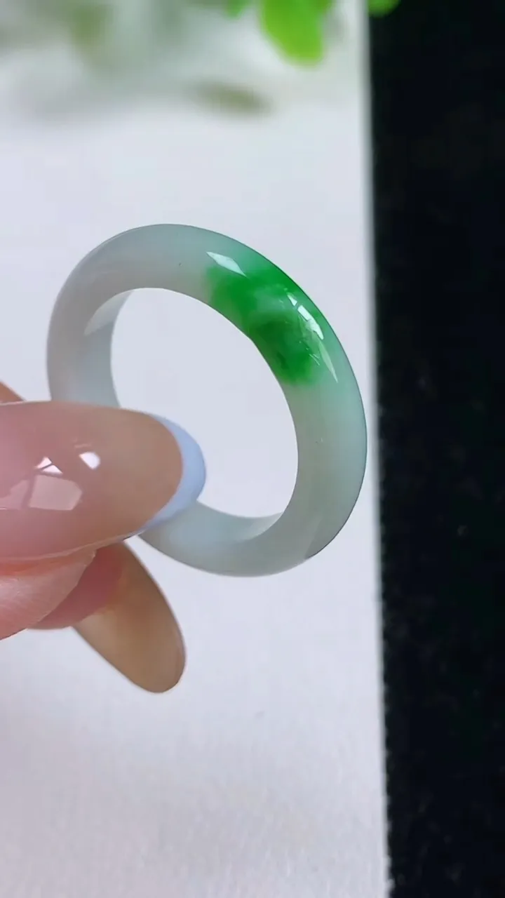 天然A货翡翠指环 戒指，尺寸18.4-4-3.2，重量:3.09g2025年11月6日
工厂直销收藏佳品,种好水足，色泽均匀，有种有色，上手高大气！