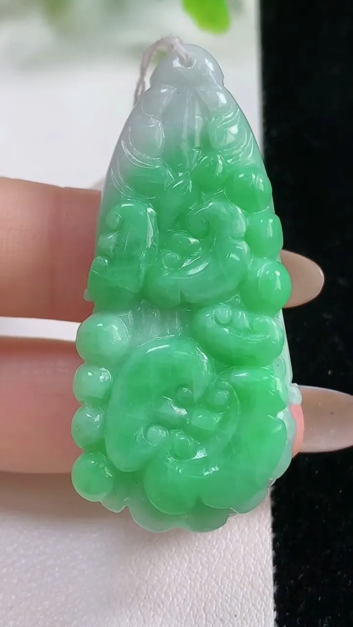 天然A货翡翠白菜吊坠，尺寸50.7-23.2-9.2，重量:19.59g
11月6日