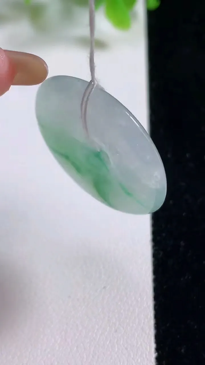 天然A货翡翠平安扣吊坠，尺寸31-5，重量:10.63g
11月6日