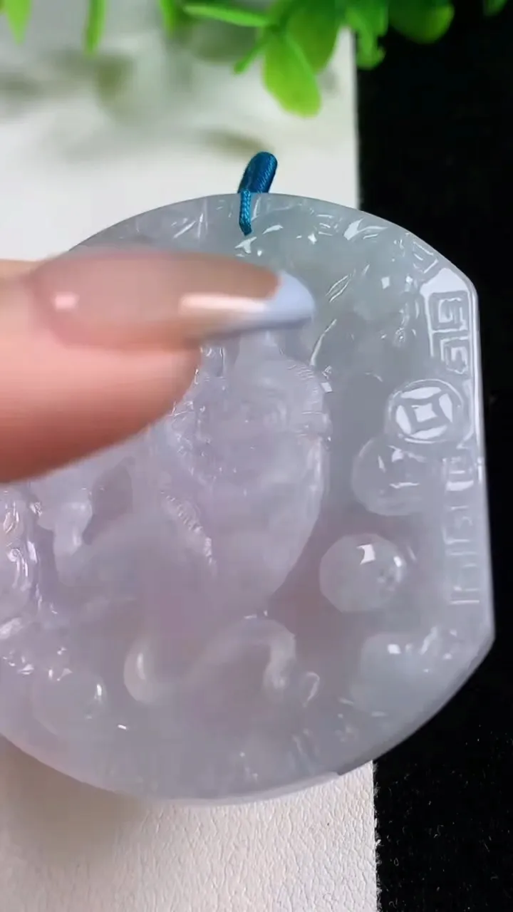 天然A货翡翠冰种春带彩 紫罗兰生肖猴吊坠，尺寸54.6-49-5.8，重量:31.69g
11月6日