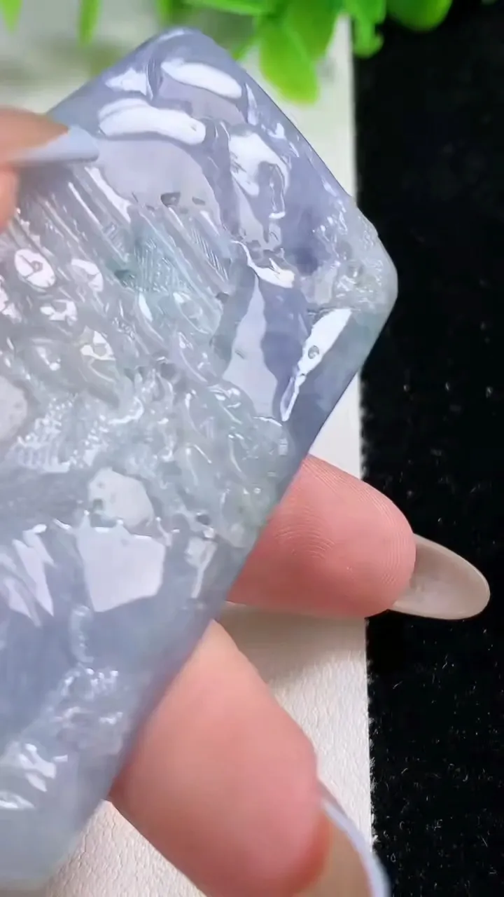 天然A货翡翠牌吊坠，尺寸69.6-40.6-11.7，重量:72.93g
11月6日