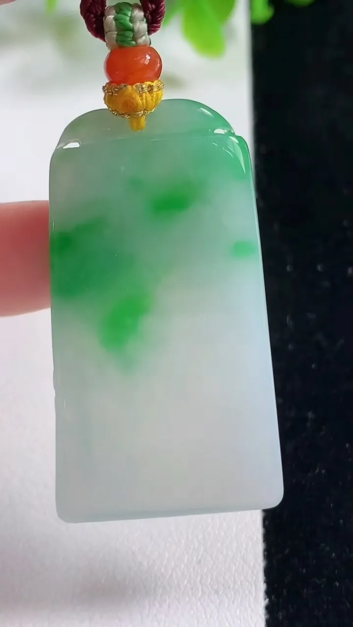 天然A货翡翠无事牌吊坠，尺寸45.7-25.2-5，重量:17.95g
11月6日