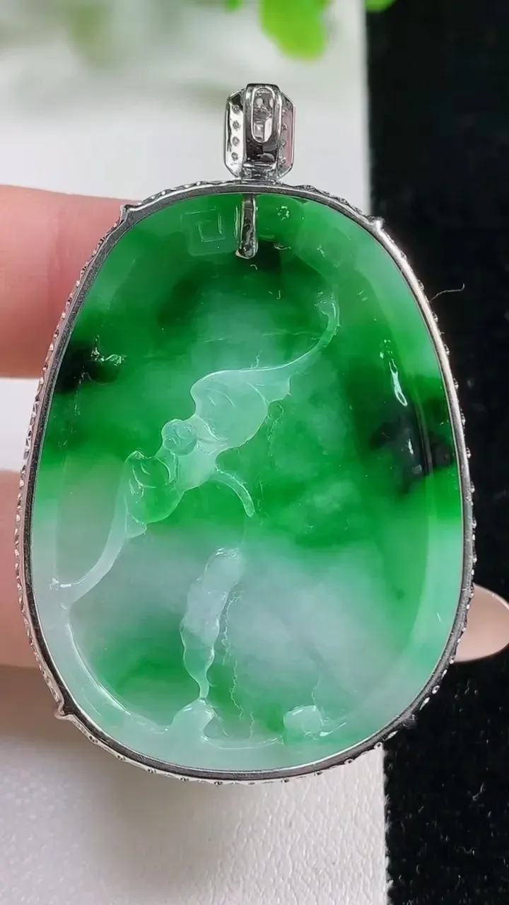 天然A货翡翠和和美美 荷叶鱼吊坠，尺寸45.8-34.4-8.4，重量:21.35g
11月6日