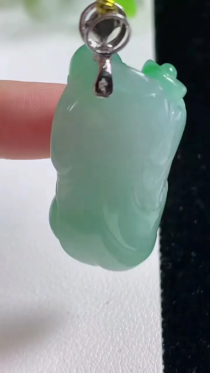 天然A货翡翠逍遥佛公吊坠，尺寸42.7-20-10，重量:18.44g
11月6日