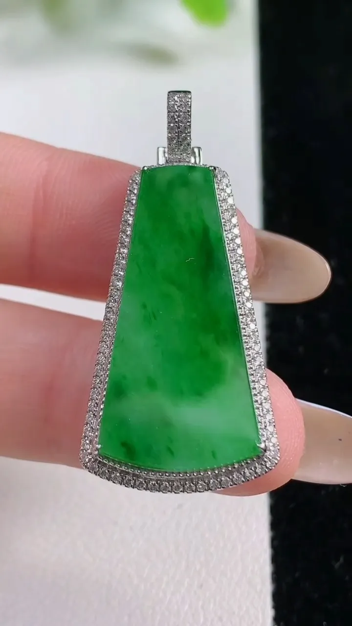 天然A货翡翠无事牌吊坠，尺寸39-17-6.6裸石29-15.3，重量:5.04g
11月6日