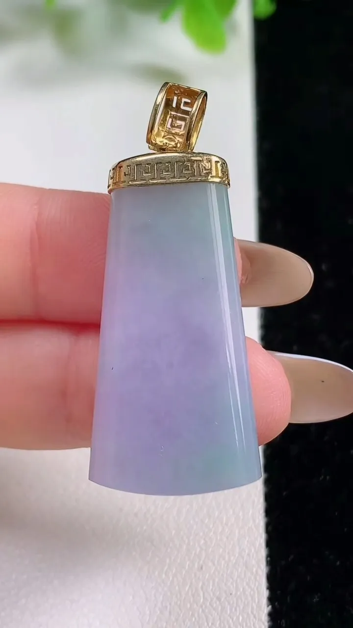 天然A货翡翠种春带彩 紫罗兰无事牌吊坠，尺寸35-17.2-5.7，重量:9.96g
11月6日