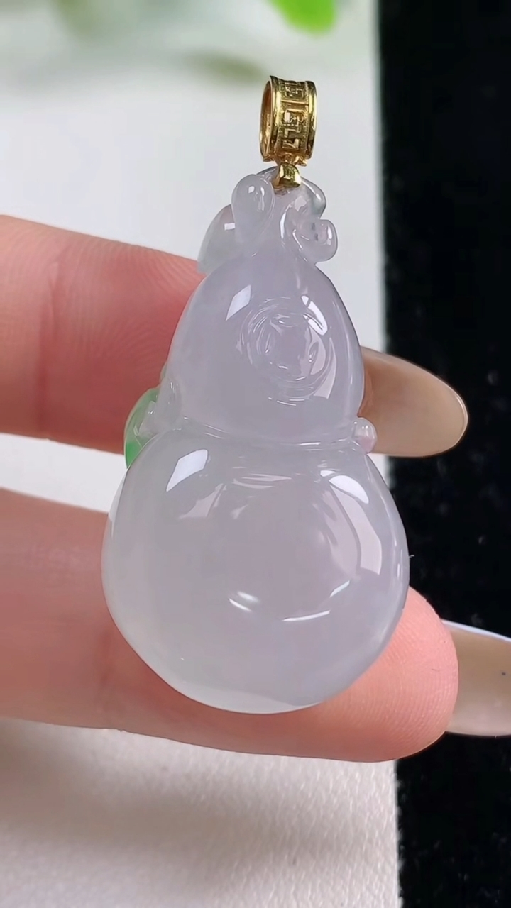 天然A货翡翠葫芦吊坠，尺寸34.2-19.8-12.4，重量:14.22g
11月6日