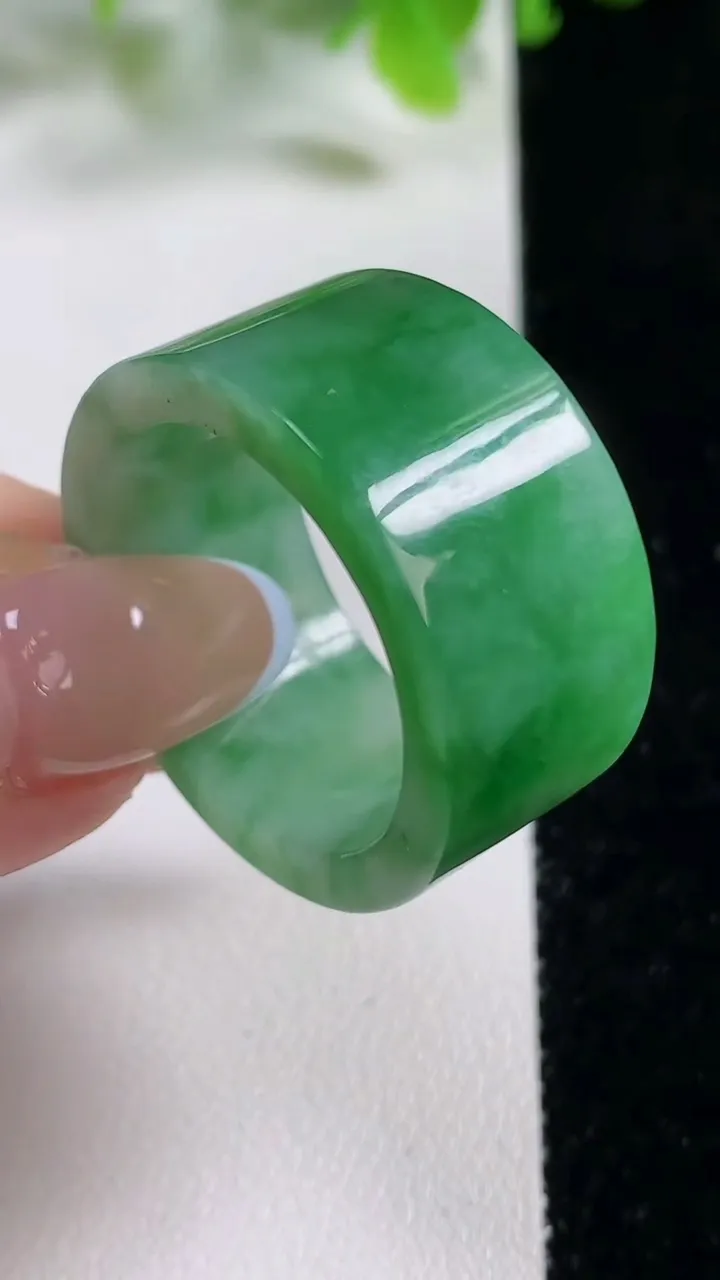 天然A货翡翠指环 扳指 戒指，尺寸23.5-14-3.4，重量:14.10g2025年11月6日
工