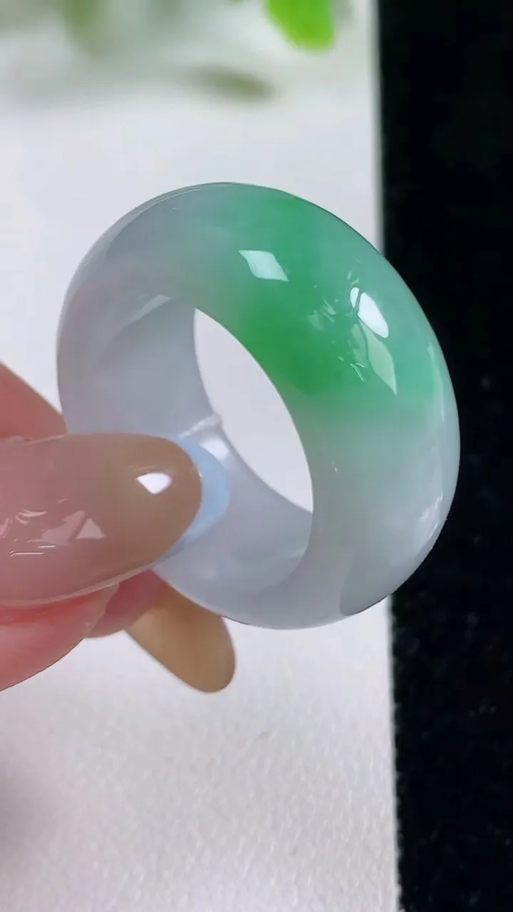 天然A货翡翠指环 扳指 戒指，尺寸20.3-11.6-4.6，重量:12.61g2025年11月6日