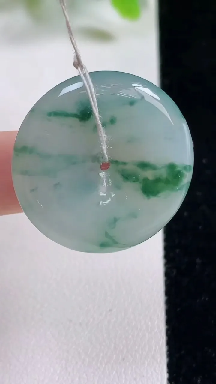 天然A货翡翠冰种飘花平安扣吊坠，尺寸28.7-5.8，重量:9.95g
11月6日