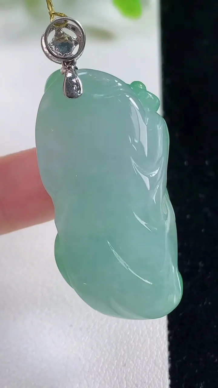 天然A货翡翠逍遥佛公吊坠，尺寸42.7-20-10，重量:18.44g
11月6日