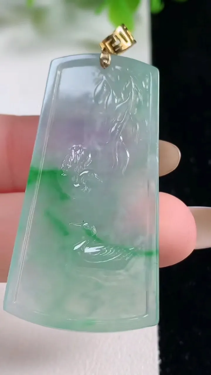 天然A货翡翠大展宏图吊坠，尺寸48-23.5-4.2，重量:10.11g
11月6日