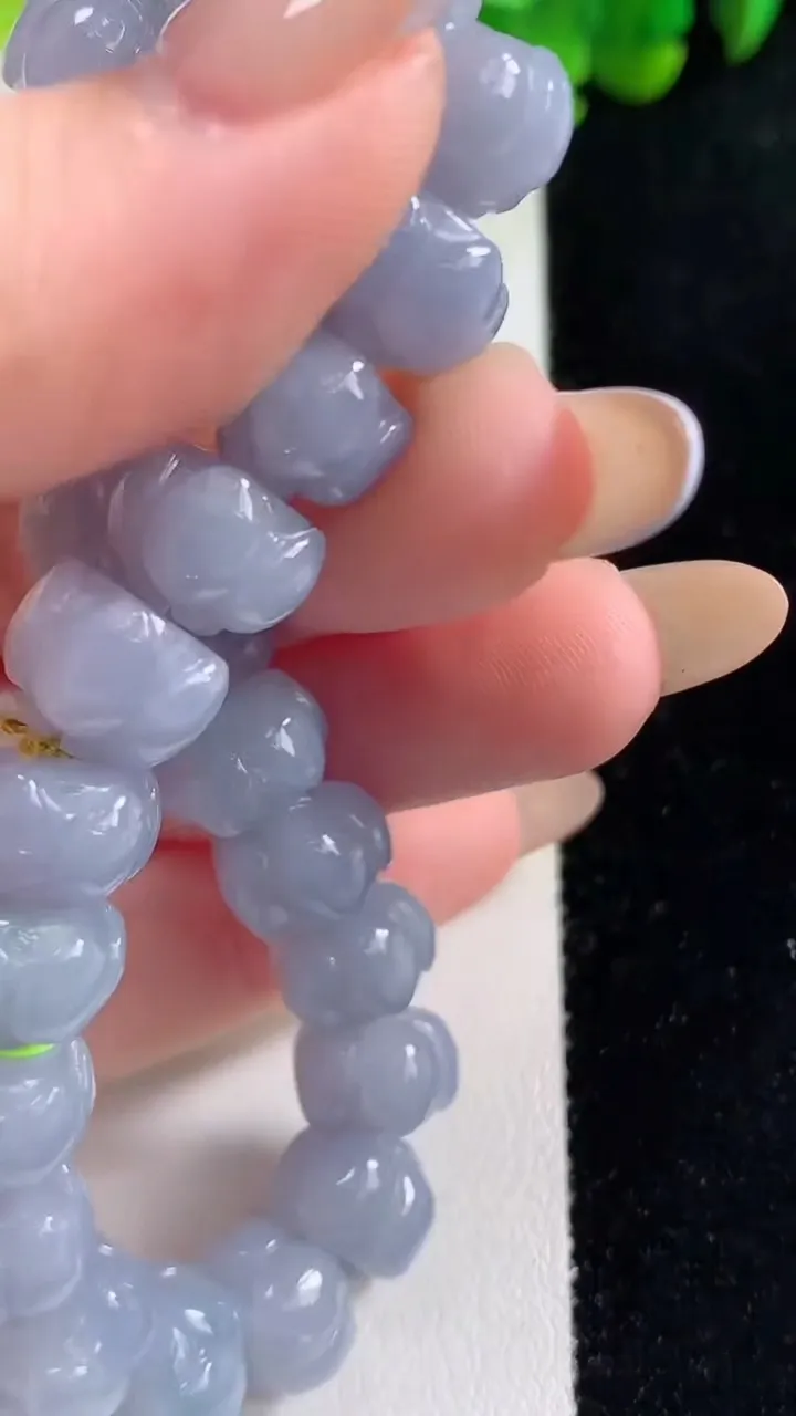 天然A货翡翠种紫罗兰莲花手串24颗，尺寸10-6.6，重量35.53g11月6日
工厂直销收藏佳品,种好水足，色泽均匀，有种有色，上手高大气！