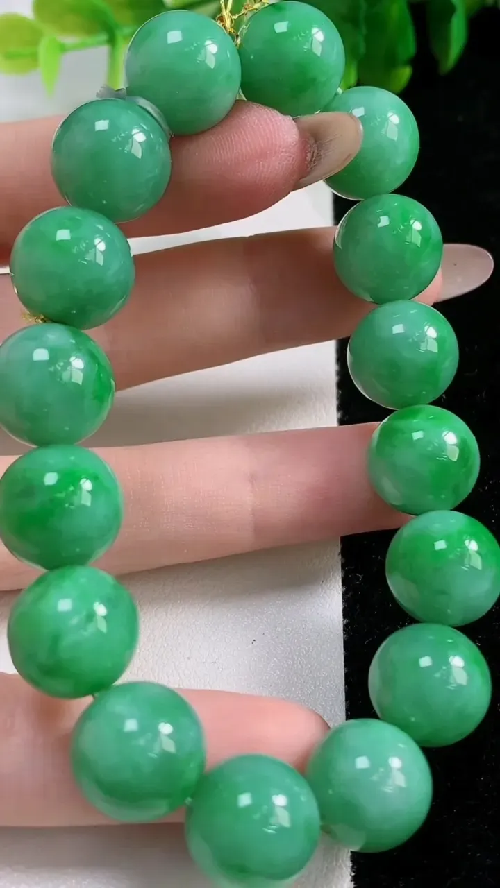 天然A货翡翠圆珠手串16颗，尺寸12.6，重量:55.00g11月6日
工厂直销收藏佳品,种好水足，色泽均匀，有种有色，上手高大气！