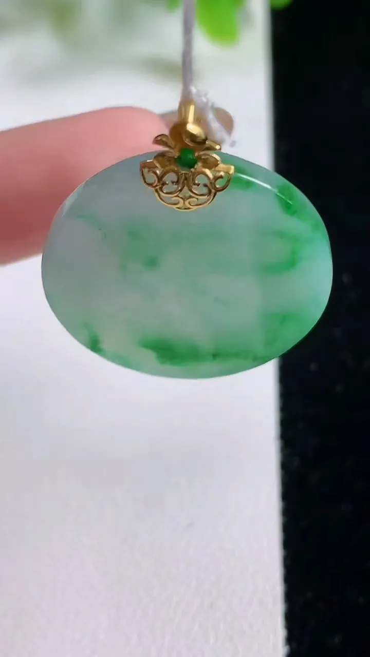 天然A货翡翠无事牌吊坠，尺寸25.4-2.8，重量:5.13g
11月6日