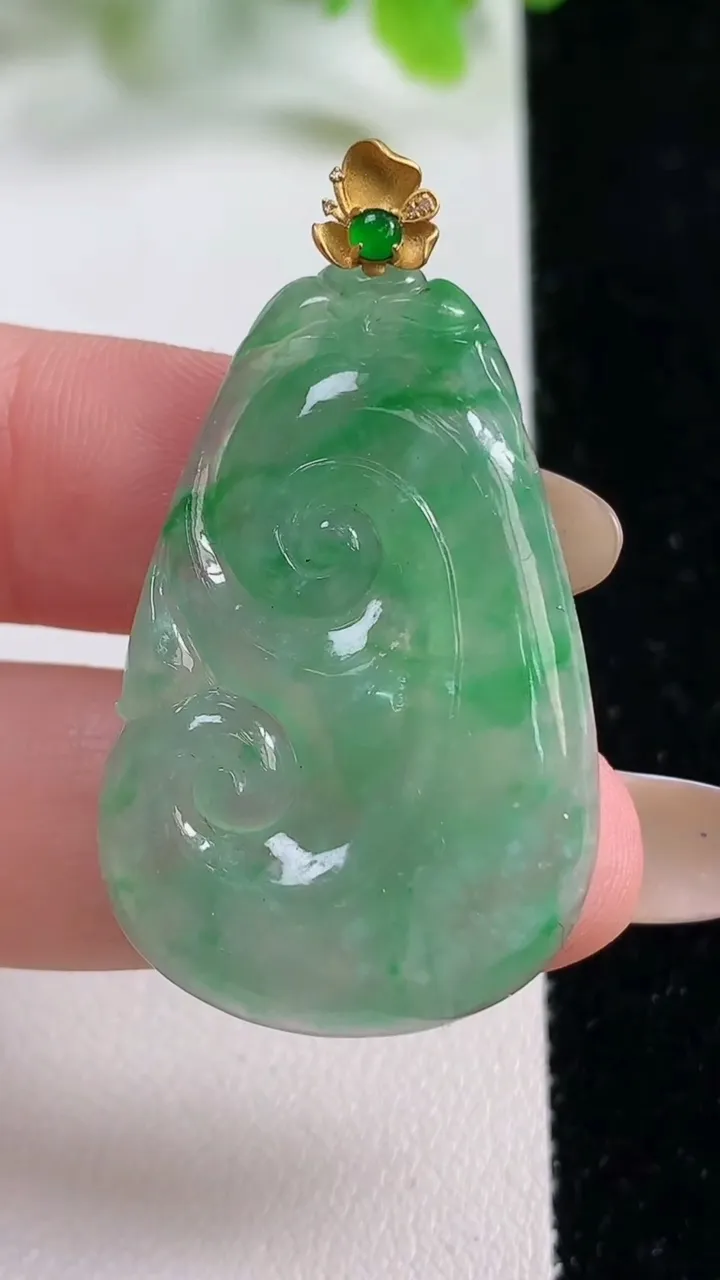 天然A货翡翠如意吊坠，尺寸36.8-24-3.9，重量:7.08g
11月6日