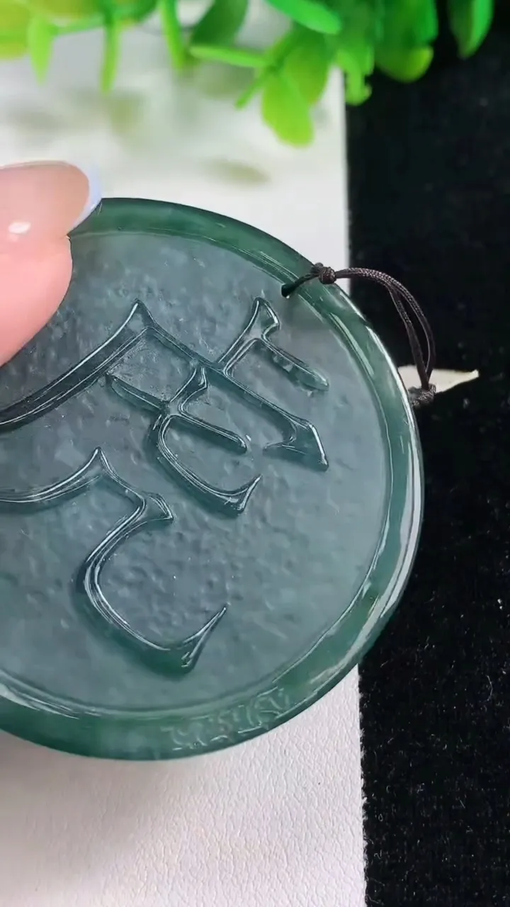 天然A货翡翠生肖虎 虎牌吊坠，尺寸55.2-11.5，重量:53.92g
11月6日