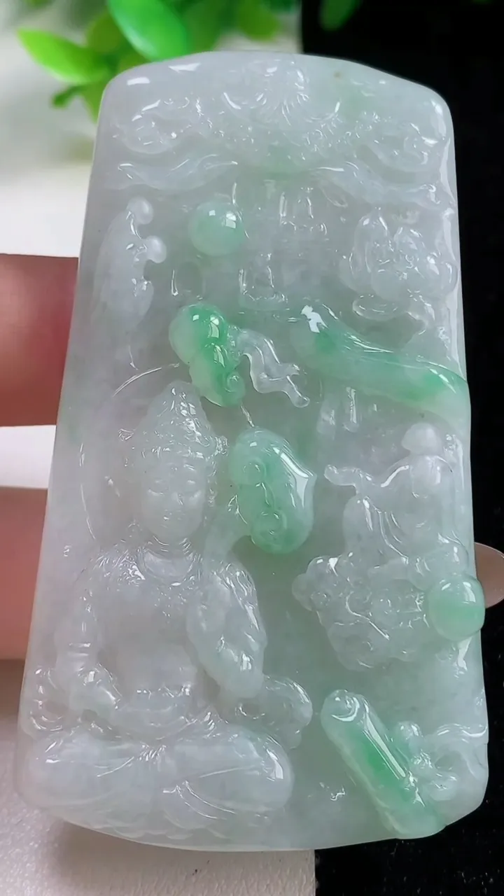 天然A货翡翠山水大势至观音菩萨吊坠，尺寸68.8-39.8-5.7，重量:36.20g
11月6日