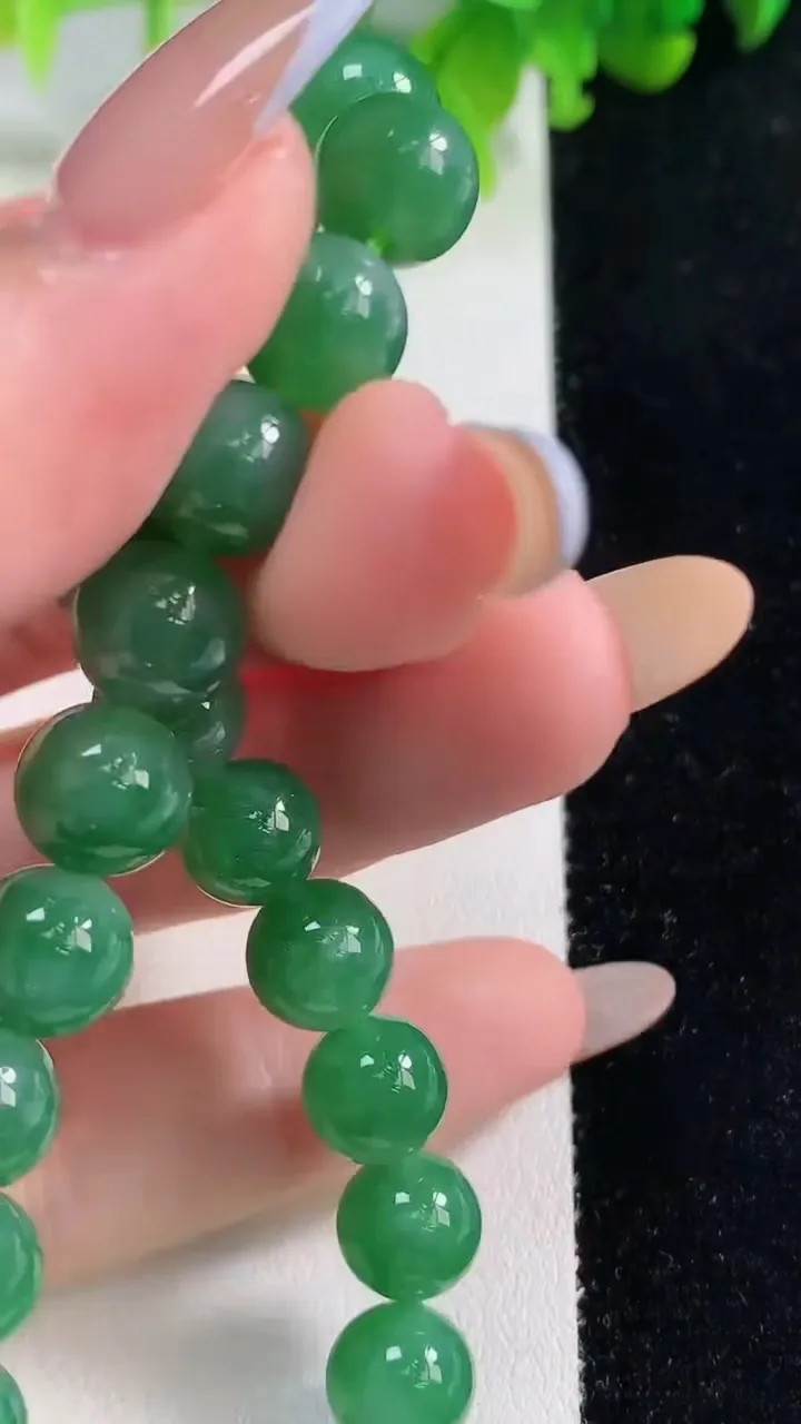 天然A货翡翠圆珠手串23颗，尺寸8.7，重量:24.23g11月6日
工厂直销收藏佳品,种好水足，色泽均匀，有种有色，上手高大气！