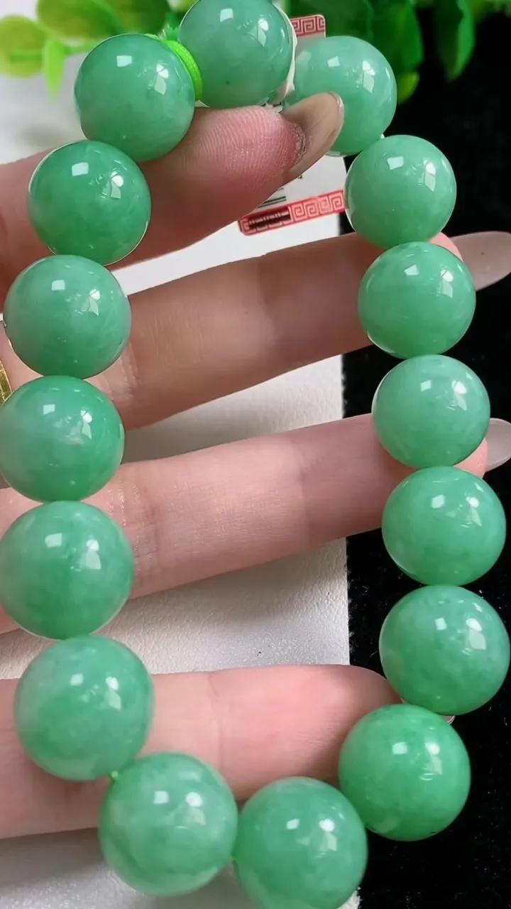 天然A货翡翠圆珠手串16颗，尺寸12.8，重量:61.18g11月6日
工厂直销收藏佳品,种好水足，色泽均匀，有种有色，上手高大气！