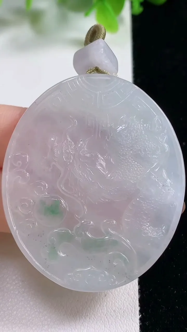 天然A货翡翠冰种飘花仿古龙牌吊坠，尺寸49-41.5-5.6，重量:25.52g
11月6日