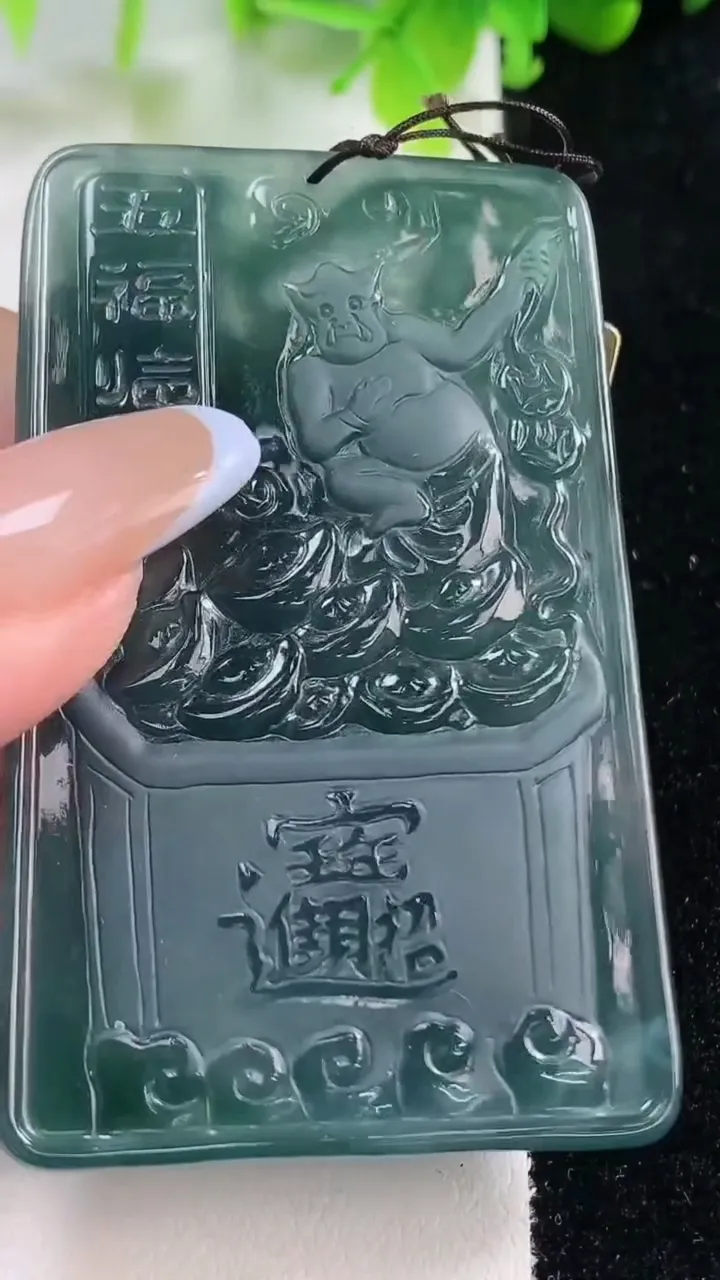 天然A货翡翠馗吊坠，尺寸65.2-40.7-7.1，重量:44.75g
11月6日