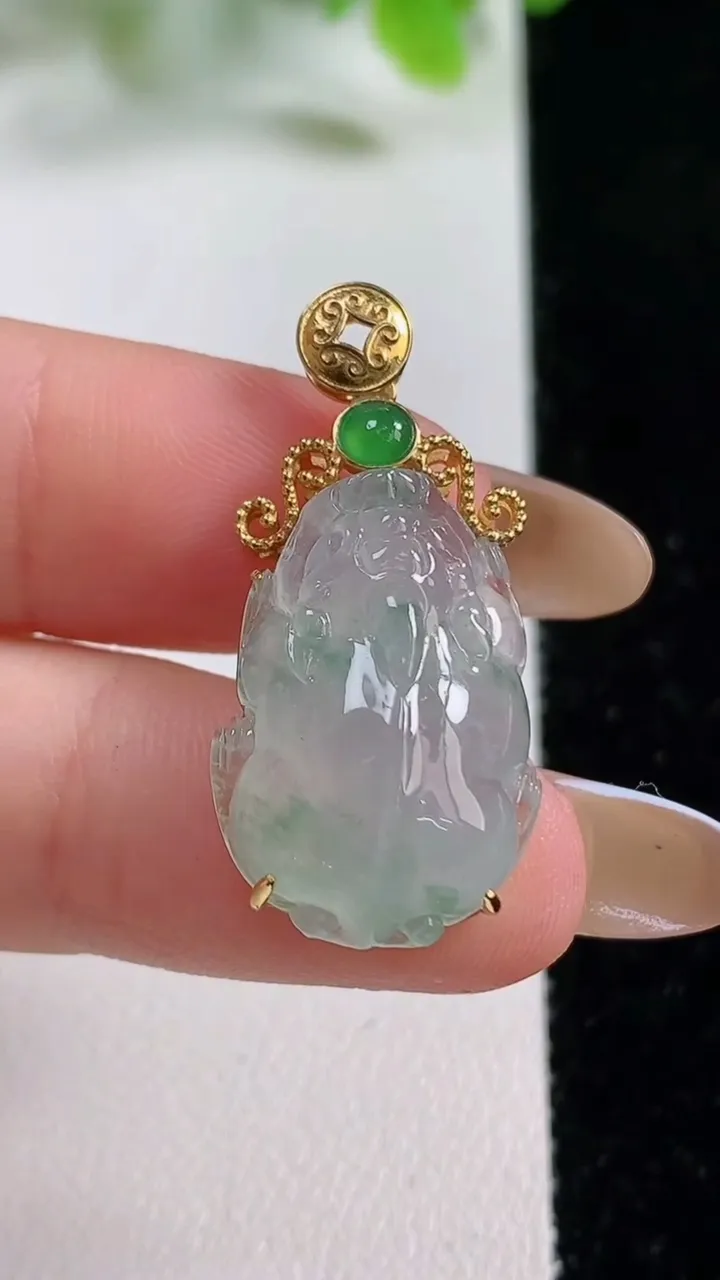 天然A货翡翠种飘花金蟾吊坠，尺寸31.2-21.6-14.5-4.7，重量:4.55g
11月6日