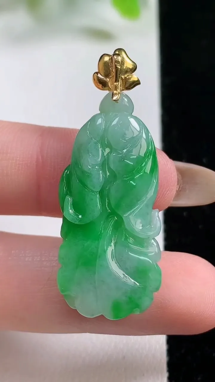 天然A货翡翠白菜吊坠，尺寸33.8-15.3-6.1，重量:6.29g
11月6日
