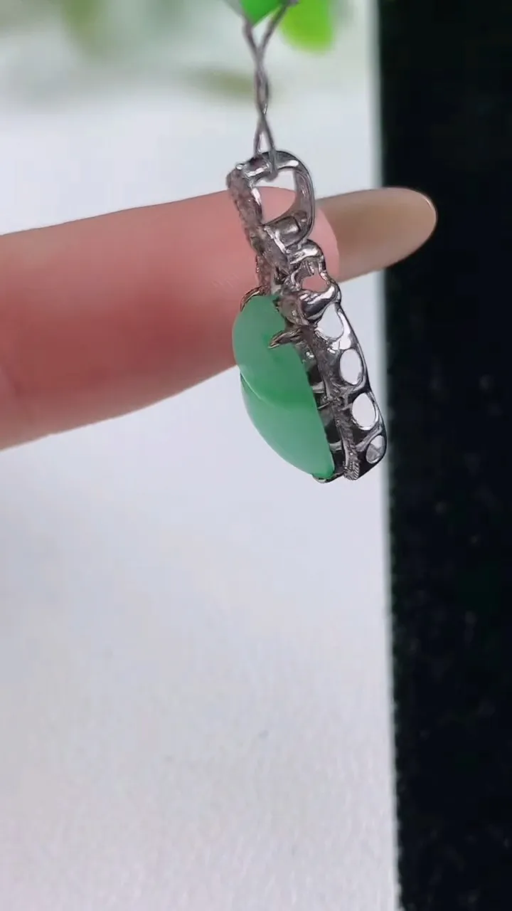 天然A货翡翠葫芦吊坠，尺寸22.3-12.4-5.9裸石头12.3-10.2，重量:1.77g
11月6日，重量:1.77g