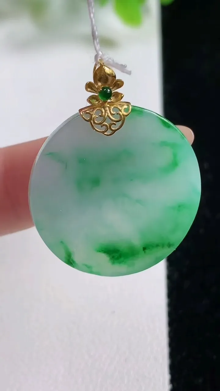 天然A货翡翠无事牌吊坠，尺寸25.4-2.8，重量:5.13g
11月6日