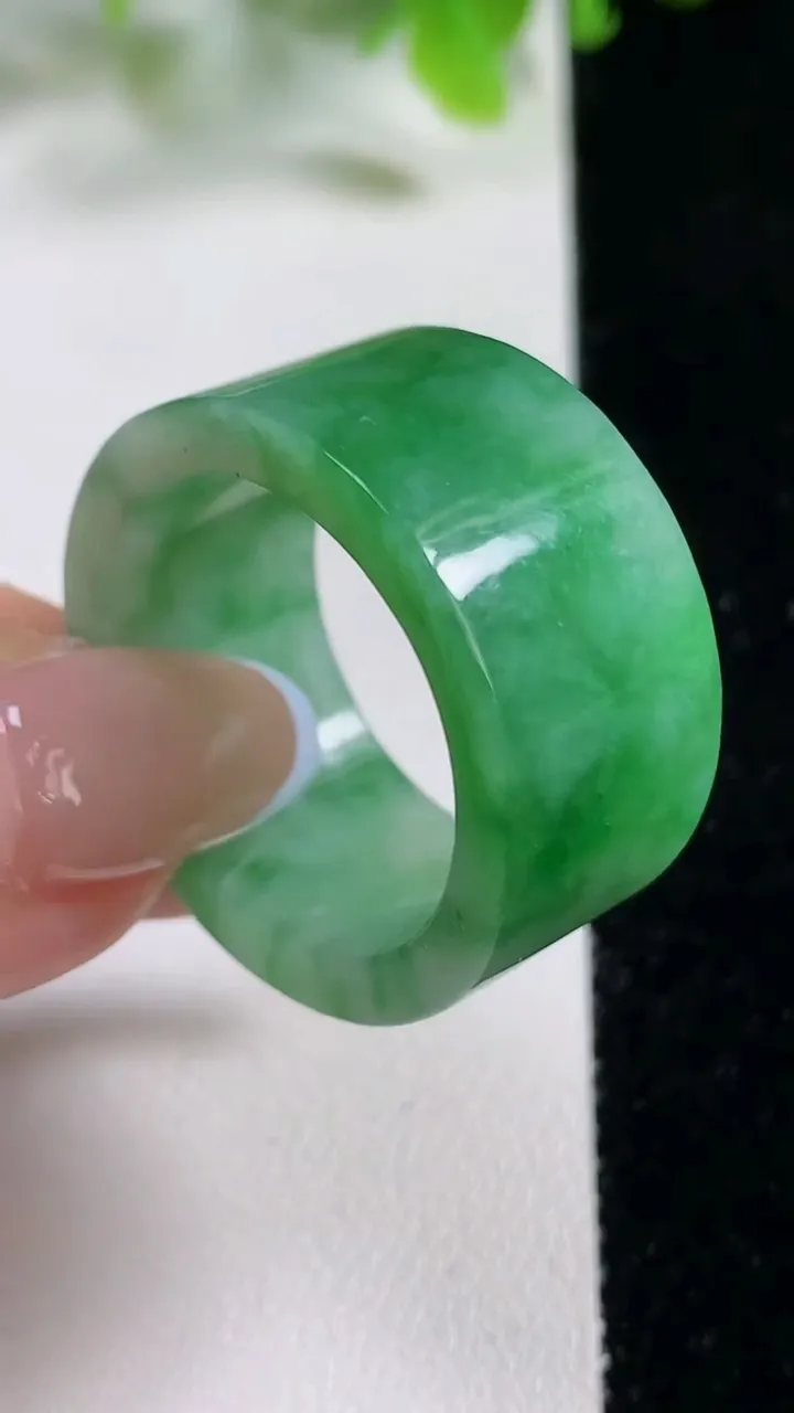天然A货翡翠指环 扳指 戒指，尺寸23.5-14-3.4，重量:14.10g2025年11月6日
工