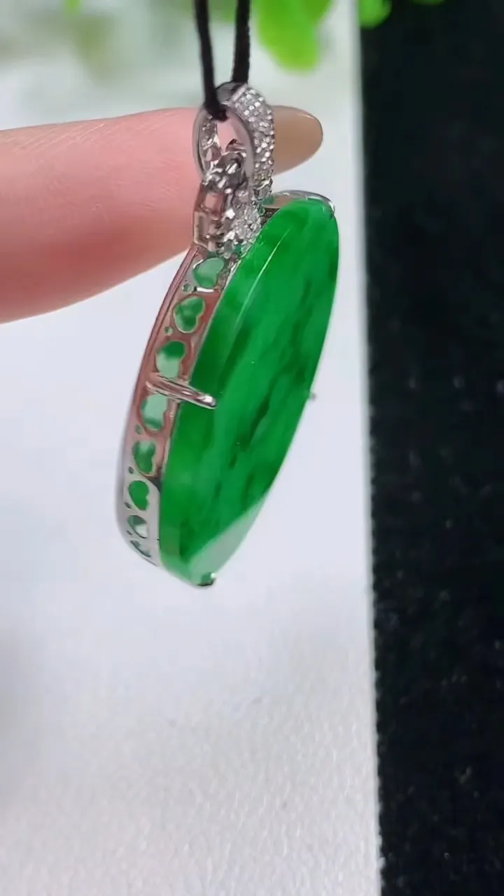 天然A货翡翠无事牌吊坠，尺寸28.8-5.5，重量:9.24g
11月6日