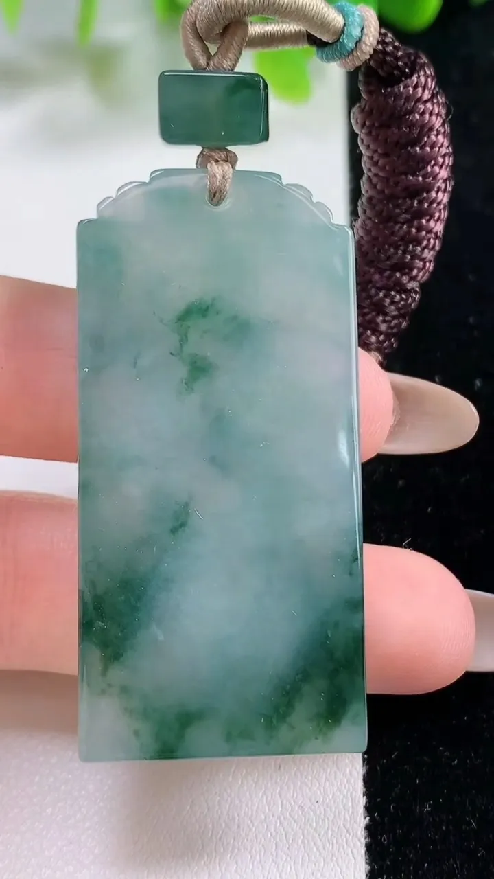 天然A货翡翠冰种飘花仿古无事牌吊坠，尺寸50-24.2-4.9，重量:22.57g
11月6日