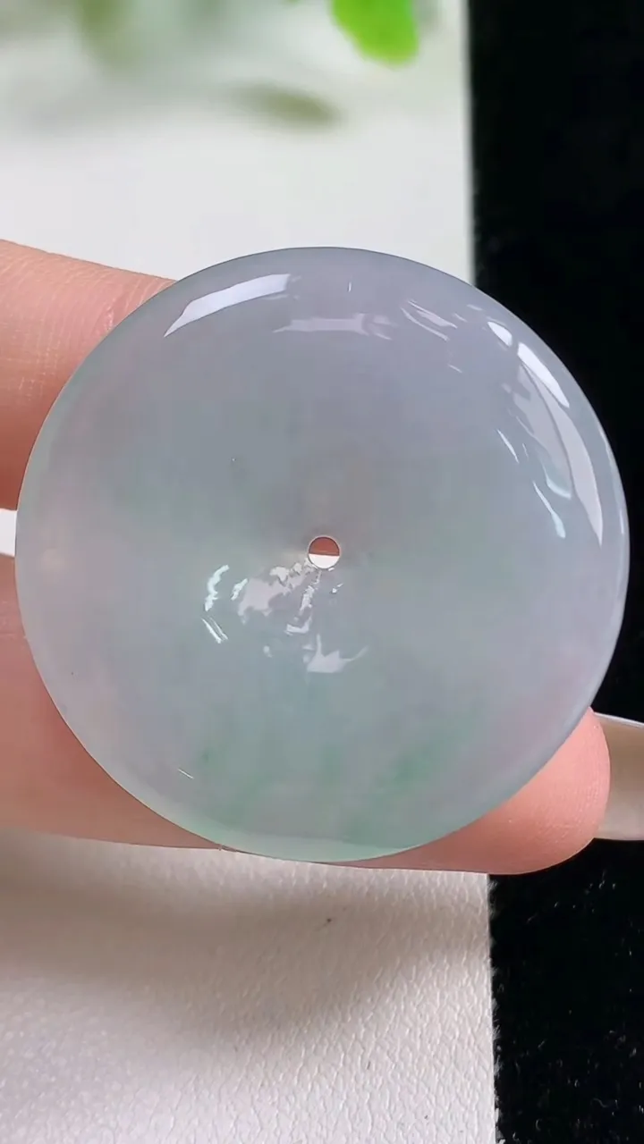 天然A货翡翠平安扣吊坠，尺寸34.3-5.3，重量:13.68g
11月6日