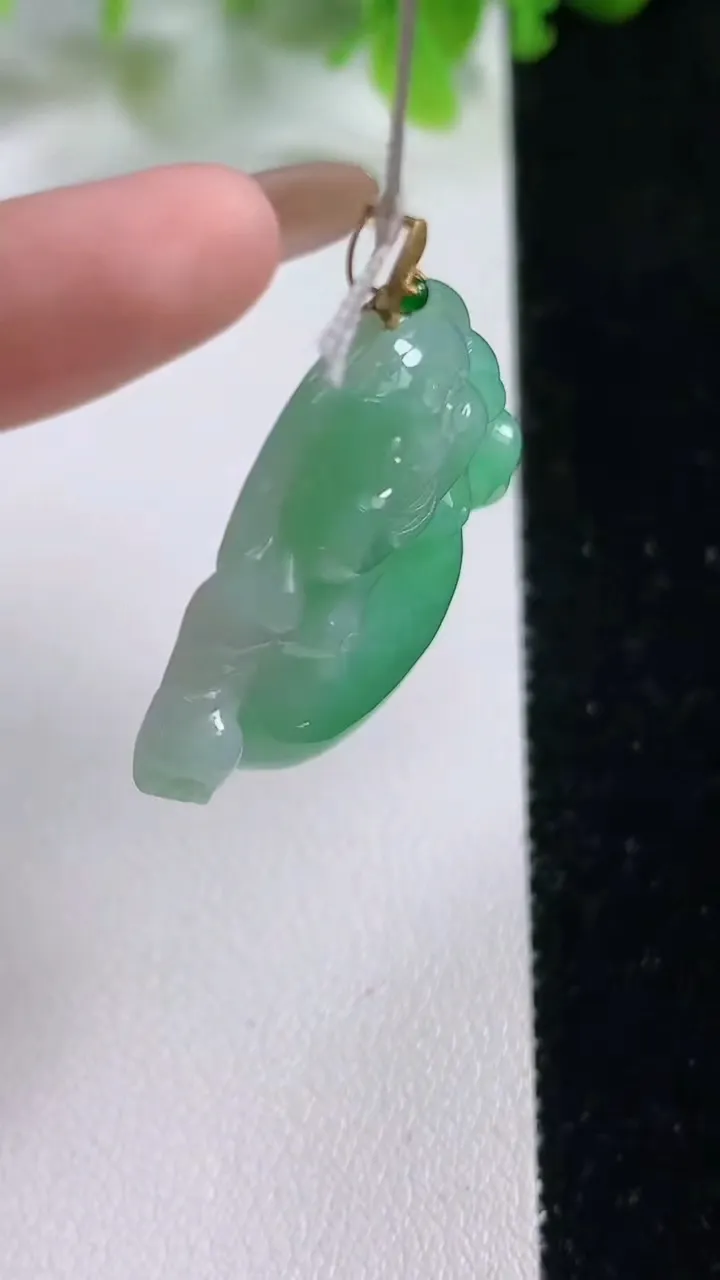 天然A货翡翠佛公吊坠，尺寸29.8-31.8-6.4，重量:8.41g
11月6日