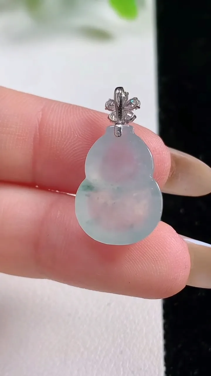 天然A货翡翠种飘花葫芦吊坠，尺寸18.7-13-5.7，重量:2.74g
11月6日