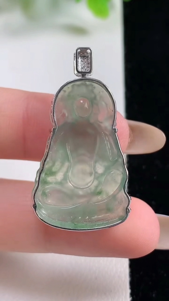 天然A货翡翠度母观音菩萨吊坠，尺寸30.8-19-6.3，重量:4.80g
11月6日
