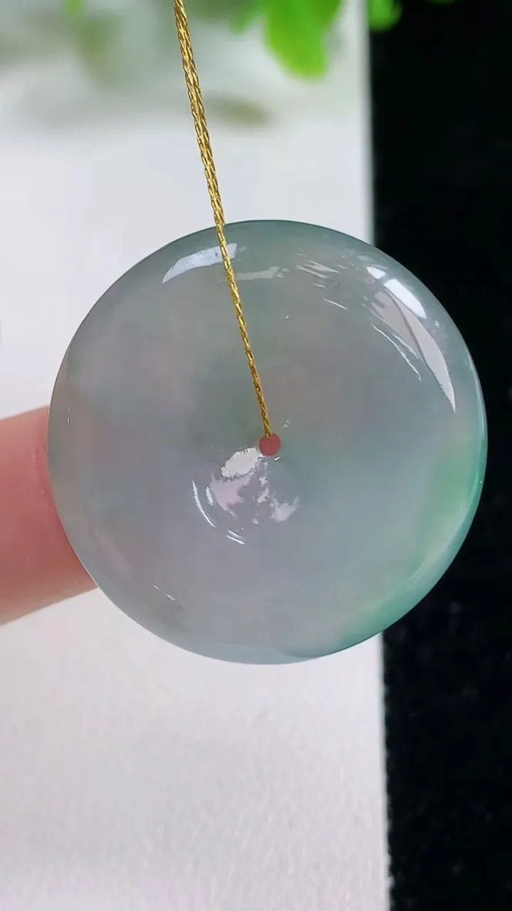 天然A货翡翠平安扣吊坠，尺寸28.2-6.3，重量:10.54g
11月6日