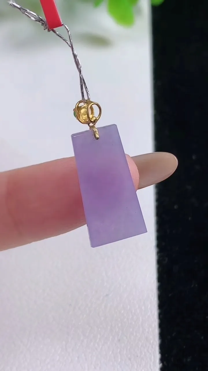 天然A货翡翠种紫罗兰无事牌吊坠，尺寸18.8-8.7-1.8，重量:1.30g
11月6日