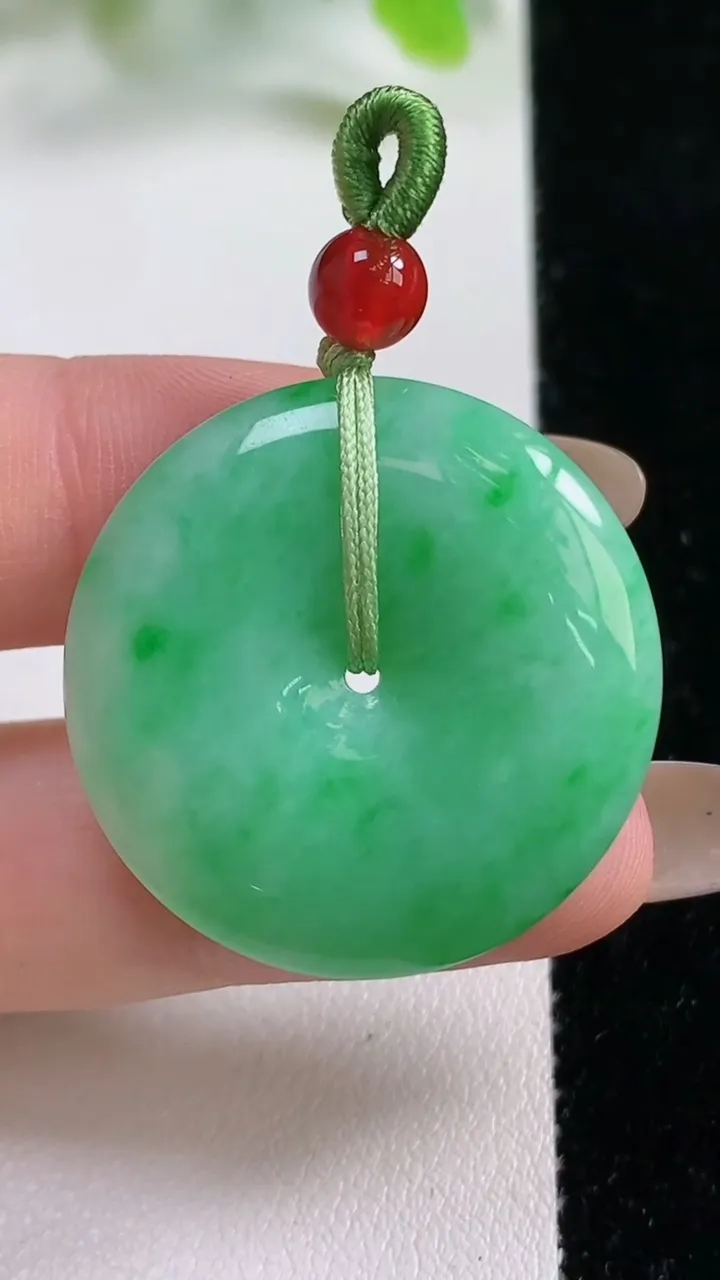 天然A货翡翠平安扣吊坠，尺寸29.6-6，重量:10.80g
11月6日