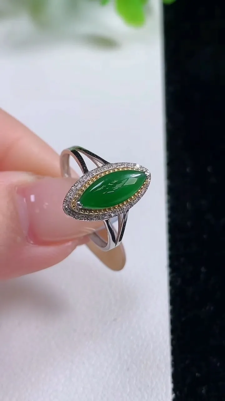 天然A货翡翠随形戒指，尺寸17-12.4-4.6-6.5，重量:1.84g2025年11月6日
工厂
