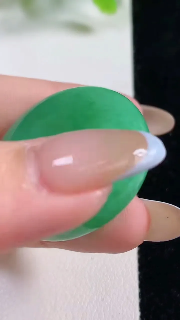 天然A货翡翠平安扣吊坠，尺寸33.4-12.2，重量:29.77g
11月6日